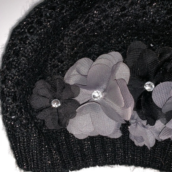 Accessories - Knit beanie w/ delicate flowers & embellishments